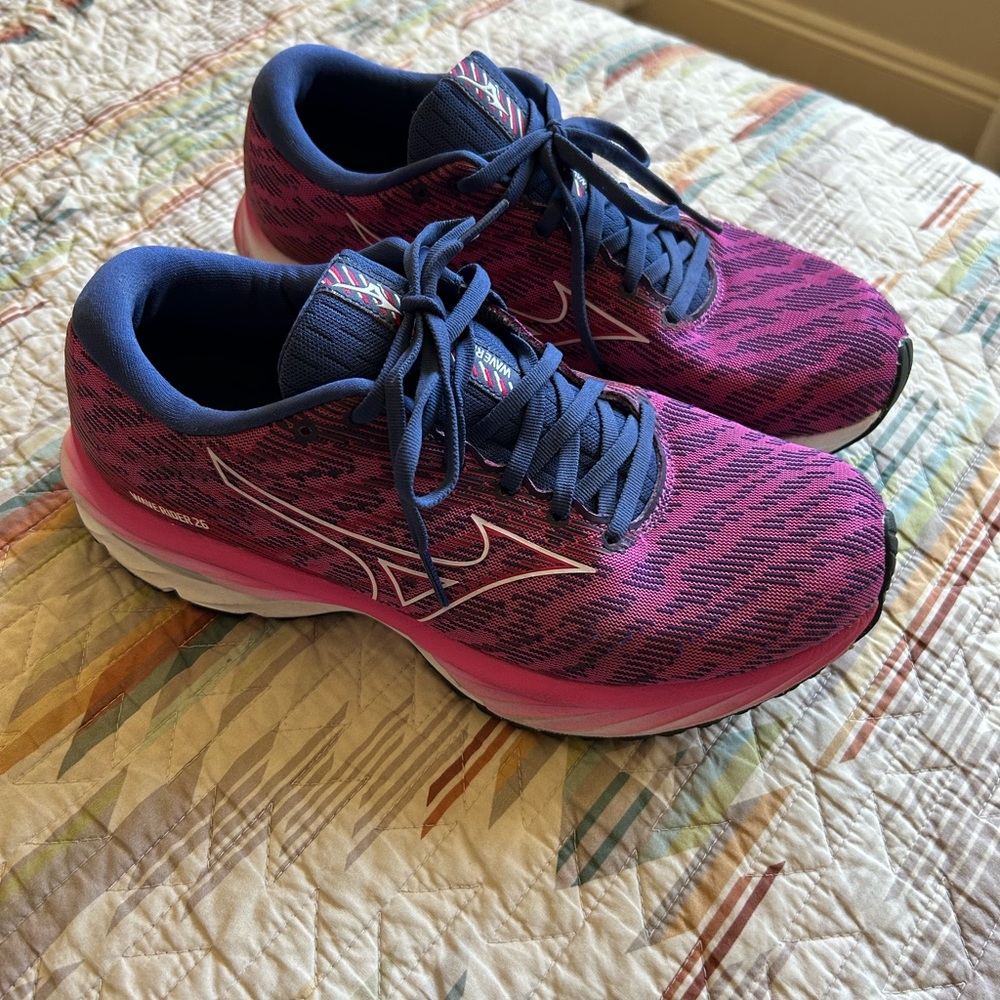 Mizuno Women's Purple and Pink Athletic Shoes Size 9